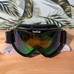 Snowboard or ski googles